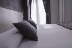 Łóżko lub łóżka w pokoju w obiekcie Hostal Overnight Madrid
