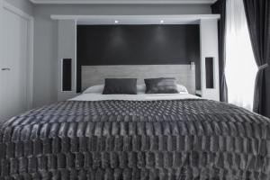 Łóżko lub łóżka w pokoju w obiekcie Hostal Overnight Madrid