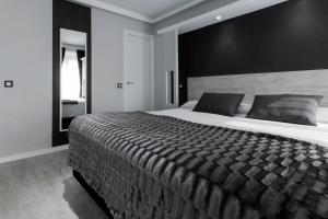 Łóżko lub łóżka w pokoju w obiekcie Hostal Overnight Madrid