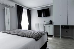 Łóżko lub łóżka w pokoju w obiekcie Hostal Overnight Madrid