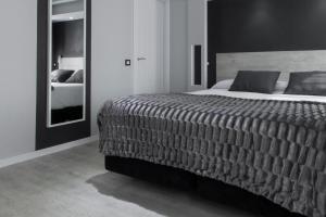 Łóżko lub łóżka w pokoju w obiekcie Hostal Overnight Madrid