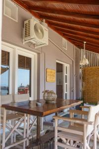 Uma área de estar em Archontiko Seaside Hotel