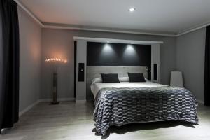 sypialnia z dużym łóżkiem z czarnym zagłówkiem w obiekcie Hostal Overnight Madrid w Madrycie