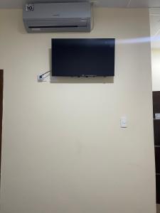 TV a/nebo společenská místnost v ubytování Kicker House