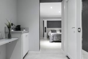 biała sypialnia z łóżkiem w tle w obiekcie Hostal Overnight Madrid w Madrycie