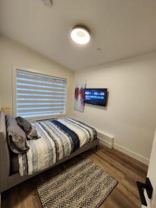 En eller flere senge i et værelse på New Detached Guesthouse - Free Parking -10 mins to YVR & Downtown + 20 billeder
