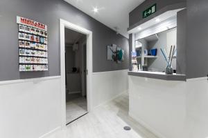 przedpokój z drzwiami i lustrem w obiekcie Hostal Overnight Madrid w Madrycie +37 zdjęć