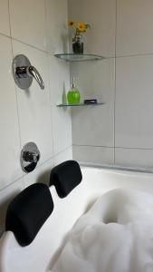 Un baño con bañera y lavabo. en Chalés nas Montanhas, en Domingos Martins