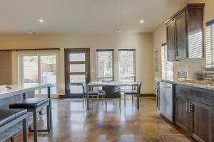 a kitchen with a table and chairs in a room at Urban Roundabout in Bend