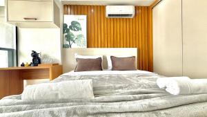 a bedroom with a large bed in a room at 1201 - Rentaqui Moema Comfort Windon in Sao Paulo +21 photos