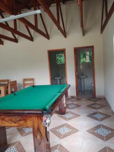 アラウカーリアにあるChácara Santo Antonioの部屋の真ん中にあるビリヤード台