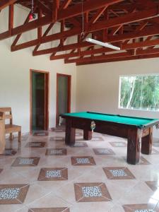 アラウカーリアにあるChácara Santo Antonioの部屋の真ん中にあるビリヤード台