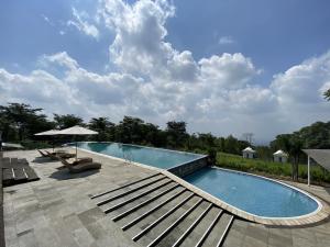 Piscina de la sau aproape de Kaliandra Resort & Organic Farm