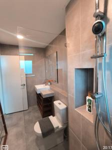Ένα μπάνιο στο Dee Timurbay Residence