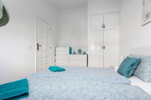 En eller flere senge i et værelse på Amarilla Golf Apartment + 34 billeder