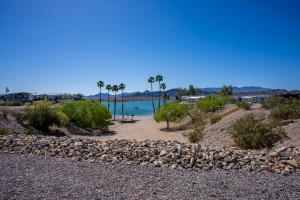 una spiaggia con rocce e palme e l'oceano di Picture Perfect at Sam's Beachcomber a Lake Havasu City