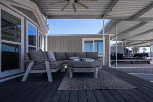 un patio con divano, tavolo e ventilatore di Picture Perfect at Sam's Beachcomber a Lake Havasu City