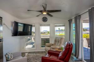 un soggiorno con ventilatore a soffitto e TV di Picture Perfect at Sam's Beachcomber a Lake Havasu City