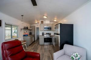 una cucina con sedia rossa e frigorifero di Picture Perfect at Sam's Beachcomber a Lake Havasu City