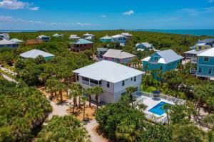 una vista aérea de un complejo turístico en Come Together-consist of 2 Homes 4 Golf Carts 2 pools, en Captiva