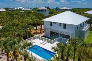 una vista aérea de una casa con piscina en Come Together-consist of 2 Homes 4 Golf Carts 2 pools, en Captiva