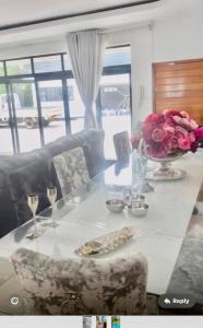 Khu vực ghế ngồi tại Hillside exquisite executive lodge