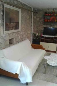 Televisyen dan/atau pusat hiburan di Secluded fisherman's cottage Cove Srhov Dolac, Hvar - 22095