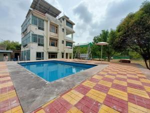 A piscina localizada em Jhalana Retret Rooms ,Farm ,Pool, Mountain view ou nos arredores