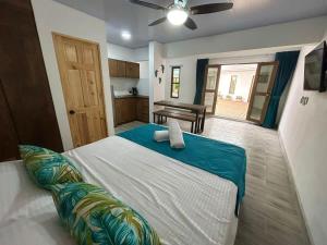 Un dormitorio con una cama grande y una cocina. en Favare Villa - Perfect for Large Families and Groups, en Jacó 32 fotos más