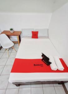 Ένα ή περισσότερα κρεβάτια σε δωμάτιο στο RedDoorz near San Juanico Bridge