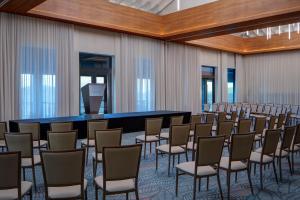 ein Raum mit ein paar Stühlen und einem Tisch in der Unterkunft Peter Island Resort in Anderson + 92 Fotos