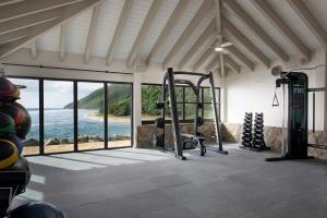 Zimmer mit Fitnessraum und Meerblick in der Unterkunft Peter Island Resort in Anderson