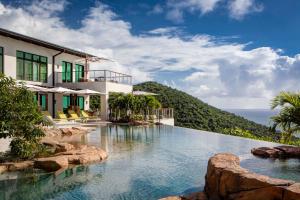 ein Haus mit einem Pool und einem Berg in der Unterkunft Peter Island Resort in Anderson