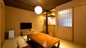 TV a/nebo společenská místnost v ubytování 京一軒町家 さと居 香雪 SATOI KOSETSU Shichijo-Mibu