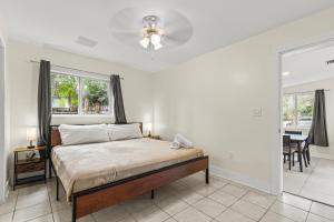 a bedroom with a bed and a dining room at 3 bedrooms and 2 bathrooms Charming Beachside House with King Bed in Pompano Beach