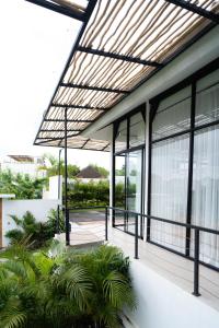 Taman di luar Villa Mila Mou
