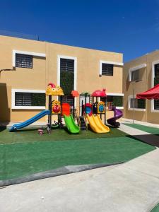 un parco giochi di fronte a un edificio di Departamento Mazatlan a Mazatlán