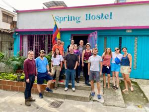 un gruppo di persone in piedi davanti a un edificio di Spring Hostel a Medellín