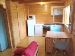 Kuchyň nebo kuchyňský kout v ubytování chalet le cocon de bois