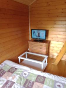 Postel nebo postele na pokoji v ubytování chalet le cocon de bois