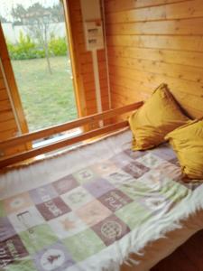 Postel nebo postele na pokoji v ubytování chalet le cocon de bois