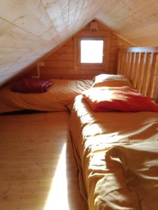 Postel nebo postele na pokoji v ubytování chalet le cocon de bois
