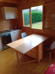 Kuchyň nebo kuchyňský kout v ubytování chalet le cocon de bois
