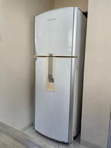 una nevera con un dispensador en un lateral de una pared en Kitnets Prático Aconchego, en Petrolina