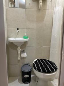 Un baño pequeño con lavabo e inodoro. en Kitnets Prático Aconchego, en Petrolina 15 fotos más