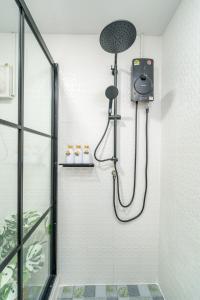een badkamer met douche bij Full house 2BR near Bus station North Pattaya in Pattaya +64 foto's
