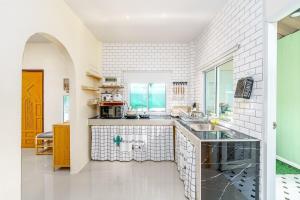 een keuken met een spoelbak en een aanrecht bij Full house 2BR near Bus station North Pattaya in Pattaya