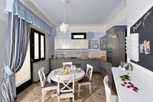 a kitchen with a table and chairs in a kitchen at B&B Vista Gallipoli in Alezio