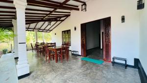 Imagine din galeria proprietății Sigiriya Rock View Elephant Corridor Hotel în Sigiriya