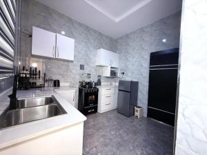 Kuchyň nebo kuchyňský kout v ubytování Brand new 2 bedroom apartment in Surulere + 7 fotografií